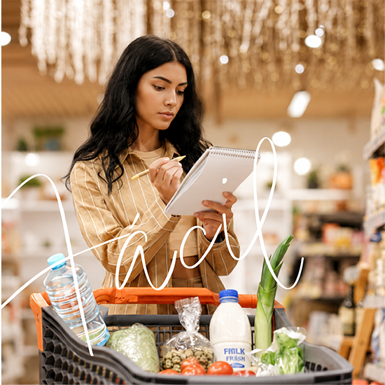 Mujer haciendo las compras con su lista ordenada